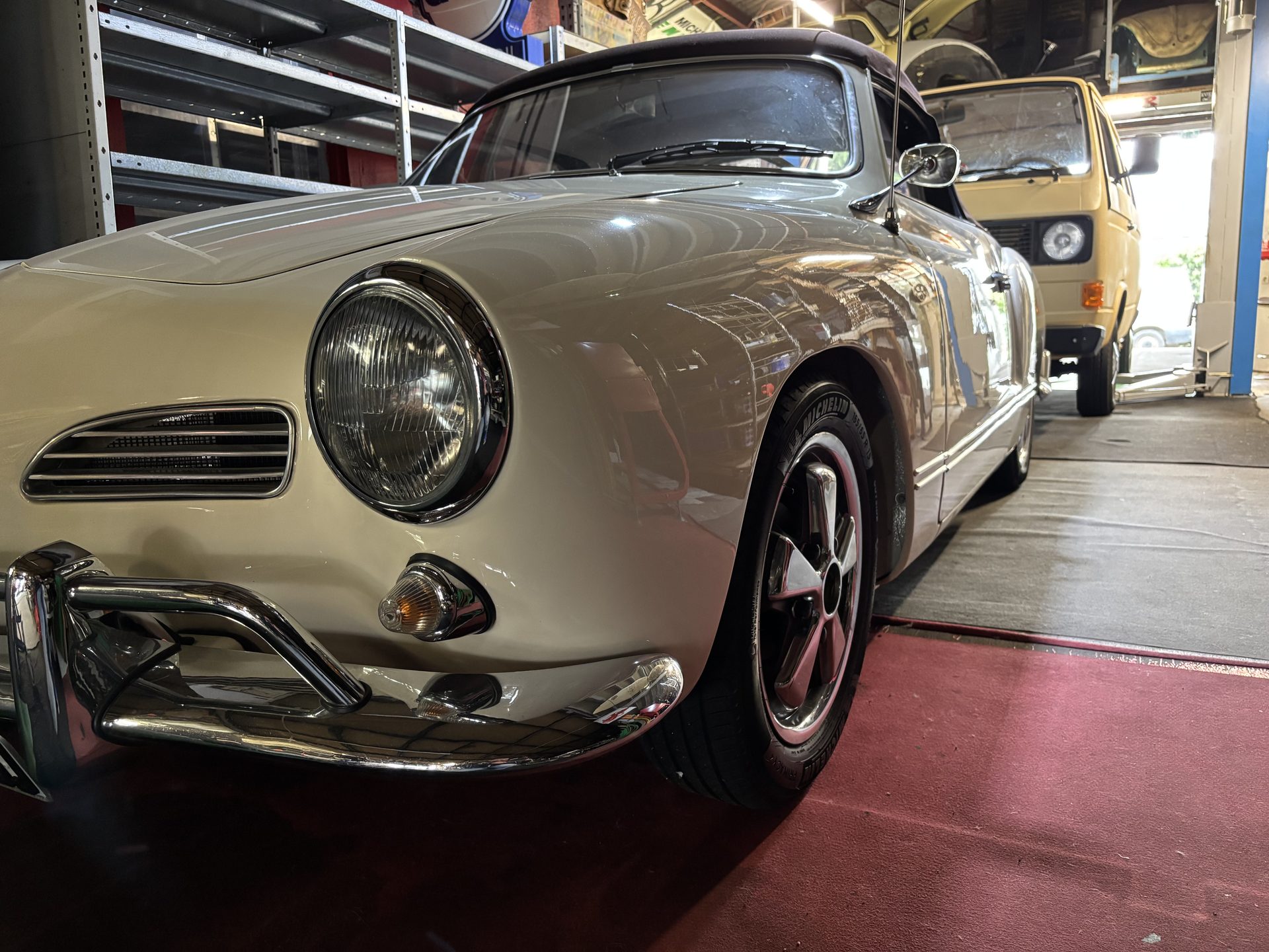 Karmann Ghia cabriolet crème en cours de restauration — Atelier Euskadi R Cool Bidart